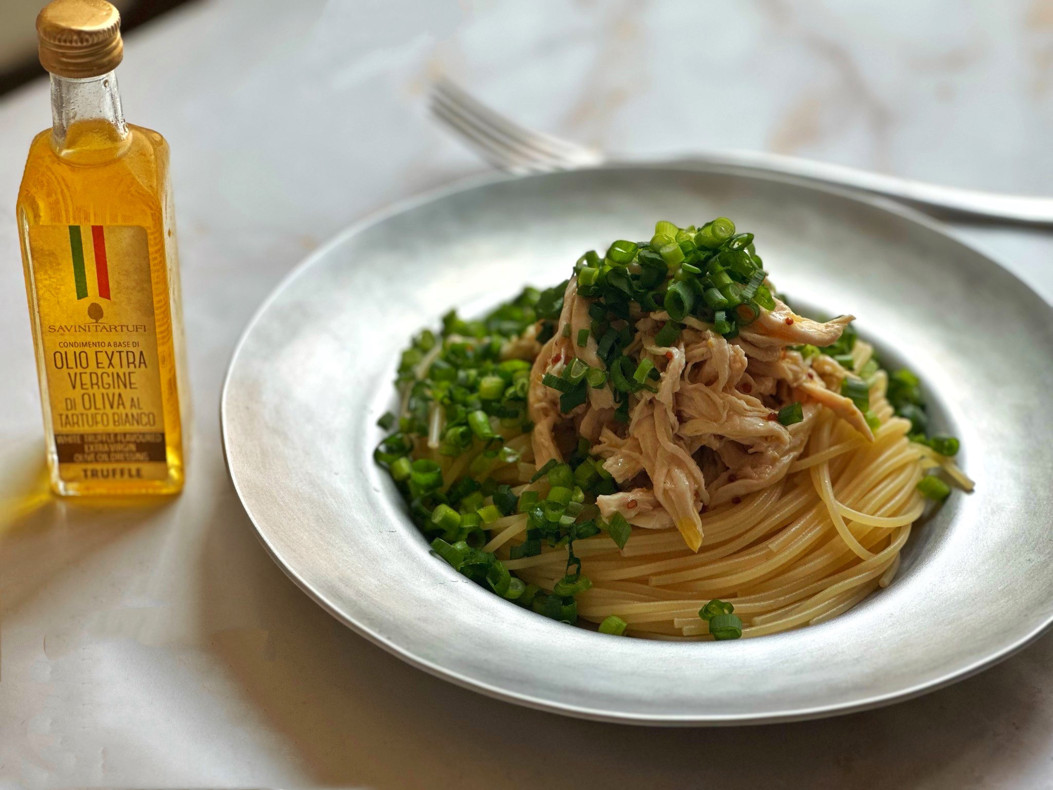 トリュフ香る鶏胸肉の冷製パスタ | Savini Tartufi サヴィーニ
